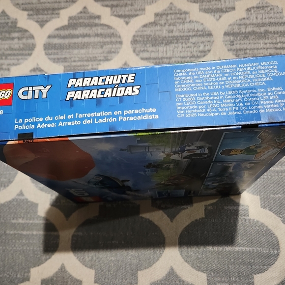 NEW LEGO 60208 Sky Police Parachute Arrest 218 pcs - Picture 4 of 6